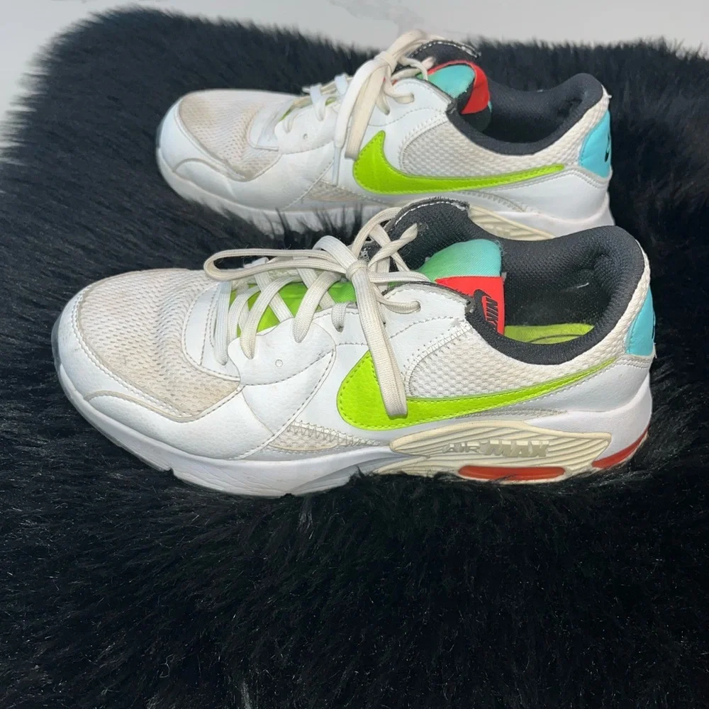 Nike Shoe with Neon Green Insole and Black Lining Women’s 8.5